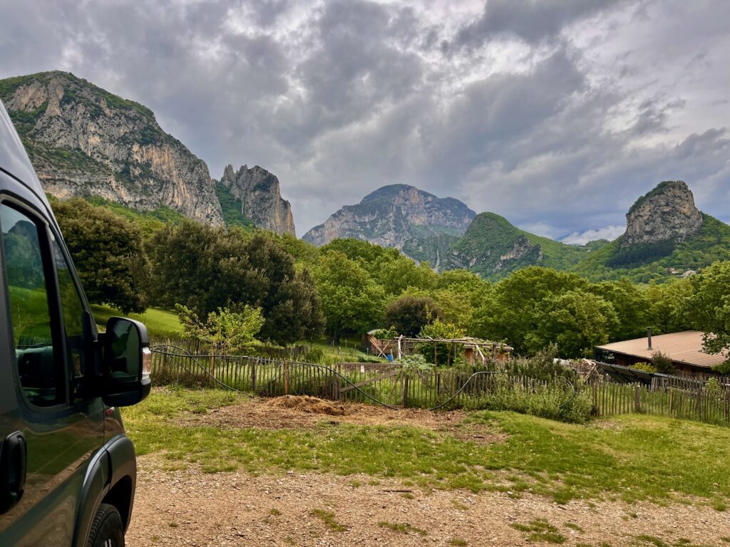 Uitzicht vanaf camping La Briance op de syclinale van het Fôret de Saou