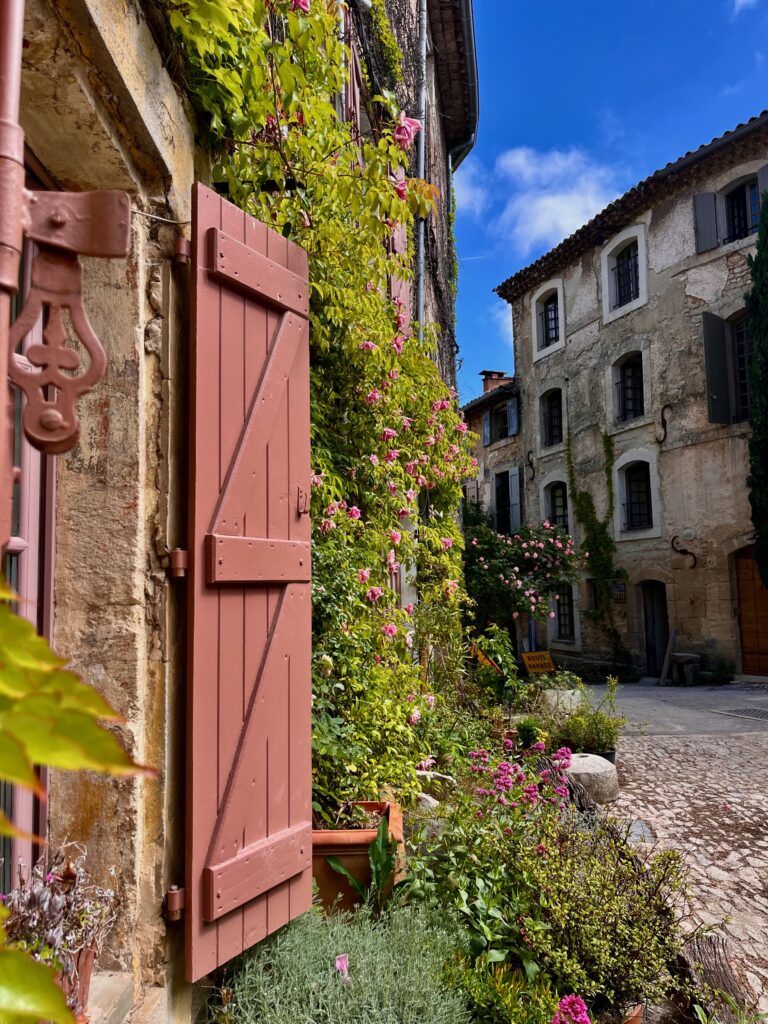 Vakantie in de Provence: Het sfeervolle plein op de hoek van de Rue Saint-Louis en de Rue du Bourget in Saignon