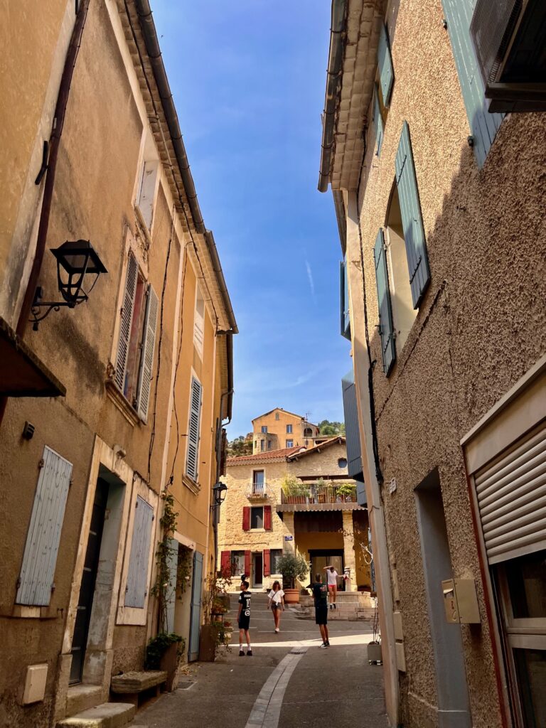 Roadtrip door de Dentelles de Montmirail: De Rue de la République van Beaumes-de-Venise
