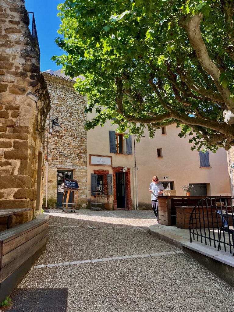 De gezellige Rue du Corps de Garde in Gigondas