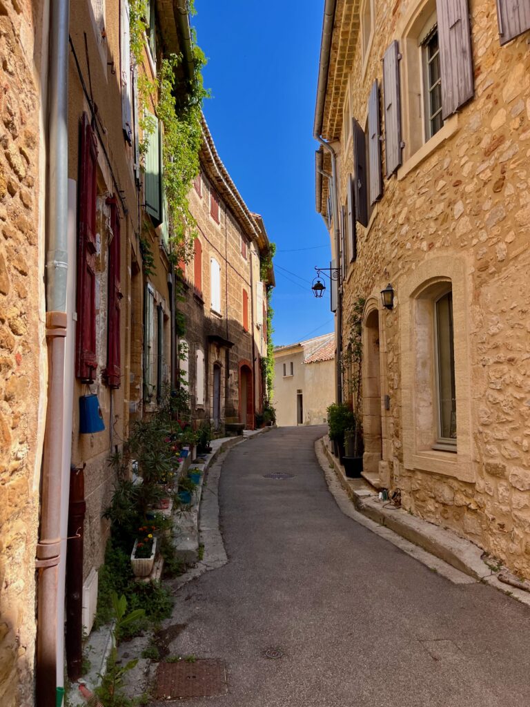 Roadtrip door de Dentelles de Montmirail: De Rue Monseigneur Faraud in Gigondas