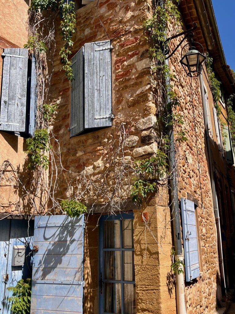 Roadtrip door de Dentelles de Montmirail: Hoe mooi kan verval zijn? Langs de Rue du Corps de Garde in Gigondas