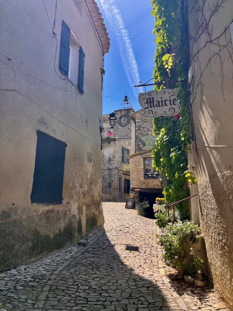 Roadtrip door de Dentelles de Montmirail: Rue des Poternes aan het begin van Séguret