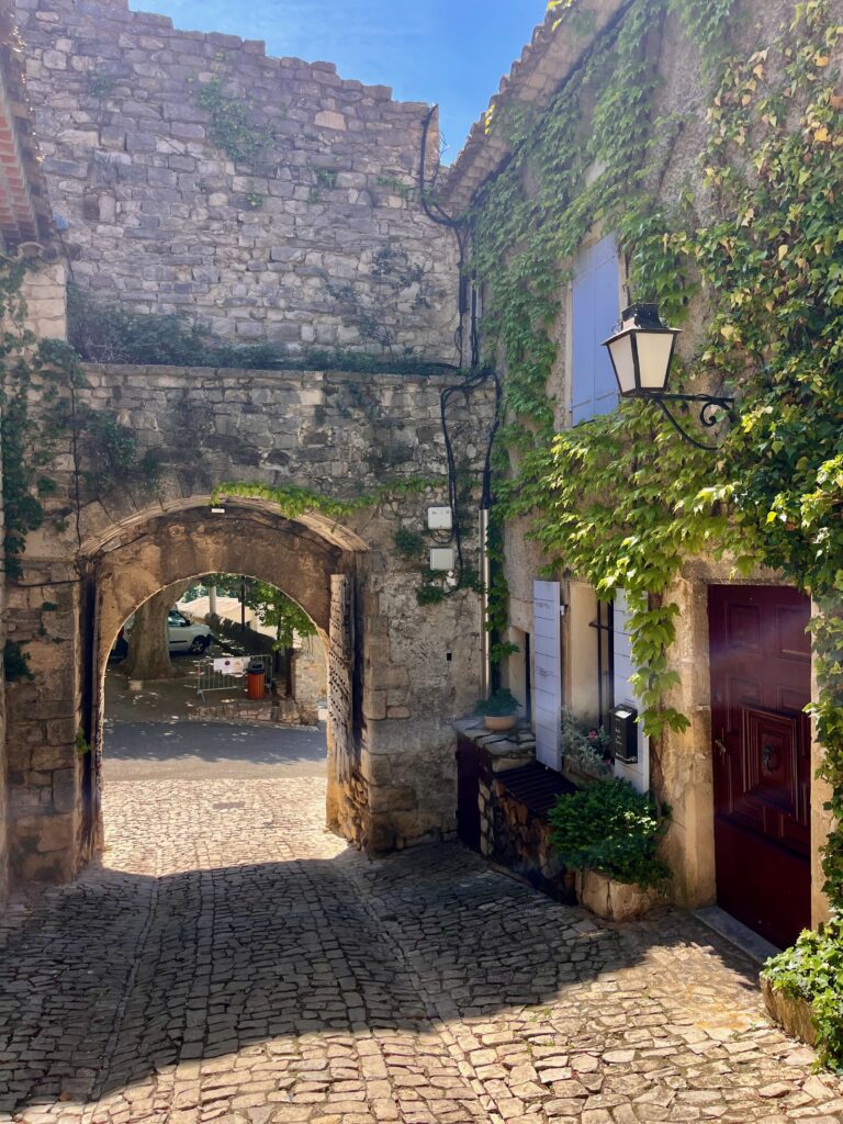 Roadtrip door de Dentelles de Montmirail: Het einde van de Rue des Poternes met de Portail Neuf