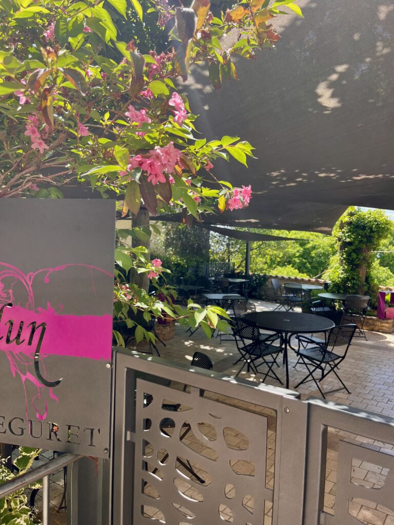 Een blik vanaf de Rue des Poternes naar het terras van Mesclun