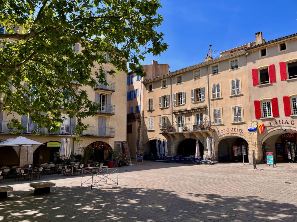 Roadtrip door de Dentelles de Montmirail: Place du Docteur Bourdongle in Nyons