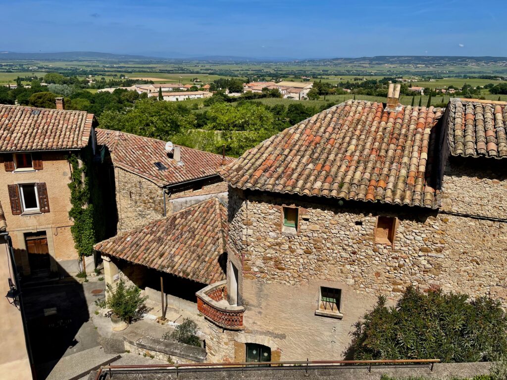 Uitzicht over de Rhône vallei aan het einde van de Rue Monseigneur Faraud in Gigondas