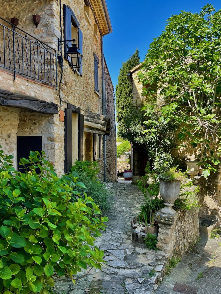 Roadtrip door de Dentelles de Montmirail: De charmante Rue du Rouvis in Gigondas